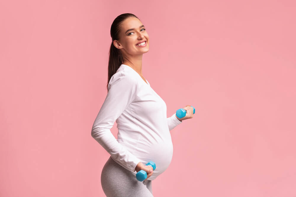 ダンベン運動をする妊娠女性